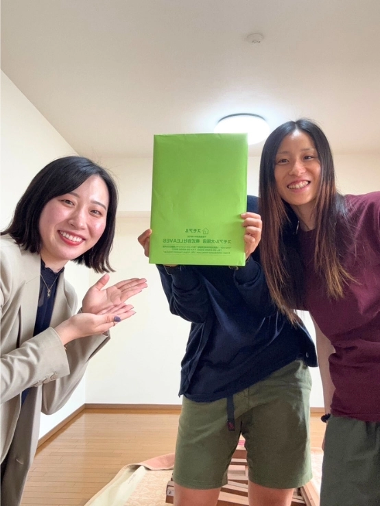 女性スタッフとカップルのお客様