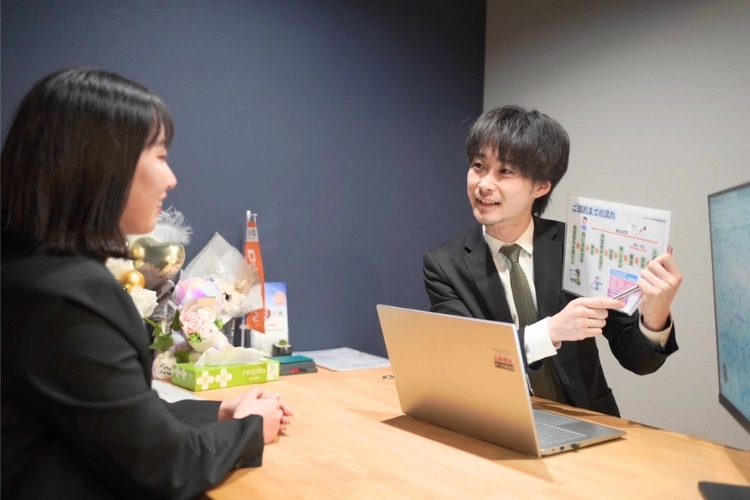 カウンセリングを行う営業マン