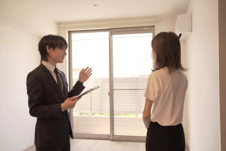 物件を提案する営業マン
